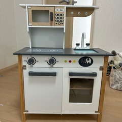 韓国っぽい木製キッチンとおままごとセットの画像