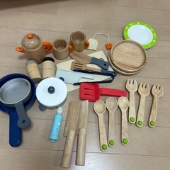 韓国っぽい木製キッチンとおままごとセットの画像