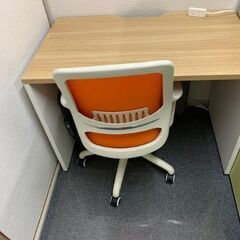 机とイスのセットの画像