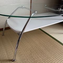 ガラステーブルの画像