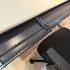 ホワイトデスクとオフィスチェアセットの画像