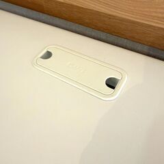 ホワイトデスクとオフィスチェアセットの画像