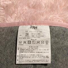 ニトリ、薄ピンク色ラグの画像