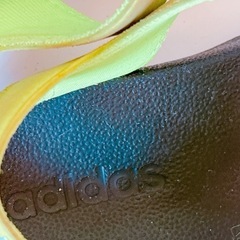 adidasサンダルの画像