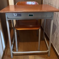 学校の机と椅子 ①の画像