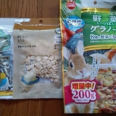 新品未開封ハムスターのご飯、ベットいろいろオマケ付き
の画像