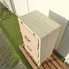 扉付き3段収納の画像
