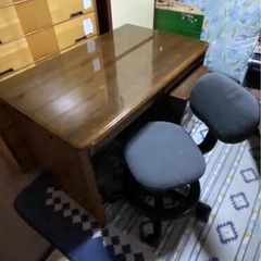 机と椅子の画像