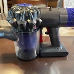 dyson v6 motorhead 掃除機　本体と付属品の画像