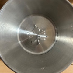 キャンプ道具　シェラカップ4つ(カバー付き)、火吹き棒(カラビナ付き)、ペグ8つ、ペグハンマーの画像