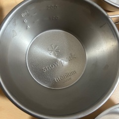 キャンプ道具　シェラカップ4つ(カバー付き)、火吹き棒(カラビナ付き)、ペグ8つ、ペグハンマーの画像