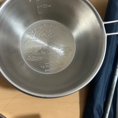 キャンプ道具　シェラカップ4つ(カバー付き)、火吹き棒(カラビナ付き)、ペグ8つ、ペグハンマーの画像