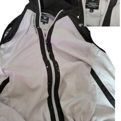 空調服ベスト３着と ヘルメットの画像