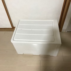 白色プラスチック衣装ケースの画像
