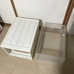 白色プラスチック衣装ケースの画像