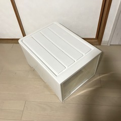 白色プラスチック衣装ケースの画像