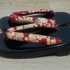 和風草履 黒と赤の花柄の画像