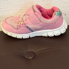 子供用 17cm ピンクのスニーカーの画像