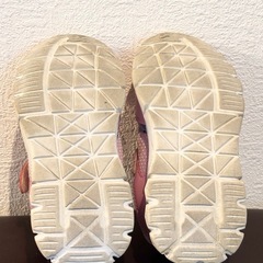 子供用 17cm ピンクのスニーカーの画像