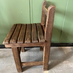 ピカピカの1年生　昔の小学校の椅子の画像