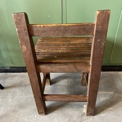 ピカピカの1年生　昔の小学校の椅子の画像