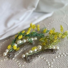 【ハンドメイド/作家作品】ミモザフラワーとパールのヘアバレッタ　髪飾り　お花の画像
