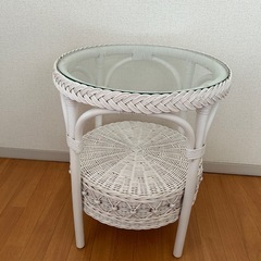 ラタンガラステーブルの画像