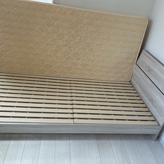 シングルベットとマットレスの画像