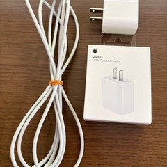 iPhoneのアダプター2個と2mのケーブル