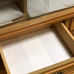 木製キャビネット 食器棚　ガラス扉付きの画像