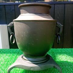 銅製香炉 花模様付き　高24cm 幅18cmの画像