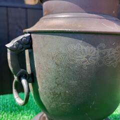 銅製香炉 花模様付き　高24cm 幅18cmの画像