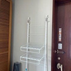 突っ張り式のラックの画像