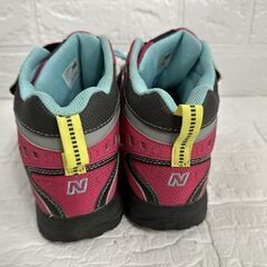 New balance KV703HMY トレッキングシューズ 23.5cm ニューバランス スニーカー アウトドア 登山 ピンク 札幌市 白石店の画像