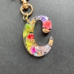 折り鶴、かすみ草、金箔ハンドメイド、アルファベットキーホルダー
