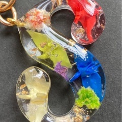 折り鶴、金箔、かすみ草ハンドメイド、アルファベットキーホルダー
