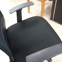ニトリ ワークチェア リベア 昇降式 メッシュ 肘掛付き ブラック キャスター付き オフィスチェア OAチェア 事務イス ☆ 札幌市北区屯田の画像