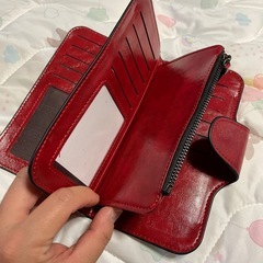 赤いお財布の画像