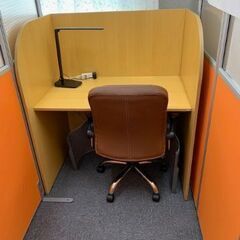 机と椅子のセットの画像