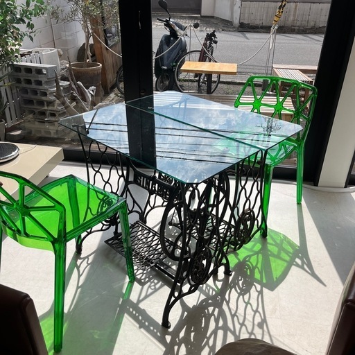 SINGER ガラステーブル　2個あります。