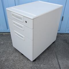 3段ワゴン　ホワイト　鍵あり　プラス製　400ｘ600ｘ600