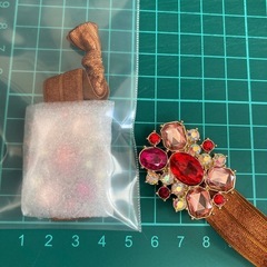 ルビー色輝石パーツの画像