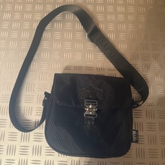 【新品同様】TRAPSTARショルダーバッグ