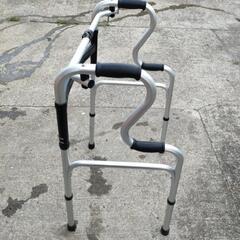高さ調整可能な立ち上がり補助器の画像