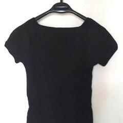 ブラック Tシャツ 胸元フリルの画像