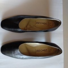 RIZ Comfort ブラックパンプス 中ヒールの画像