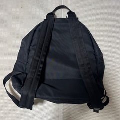 目のデザイン ブラックバックパックの画像