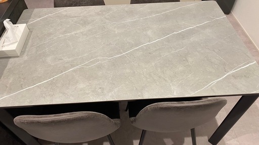 ダイニングテーブルと椅子