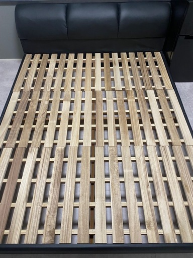 クイーンベッドフレーム(希望でマットレスも)