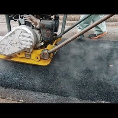舗装工事作業員の画像